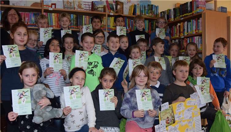 „Hühnerdreck und Federfraß“! Die Kinder der Schule am Wald Fritzdorf präsentieren stolz ihre Lesekompasse. privat