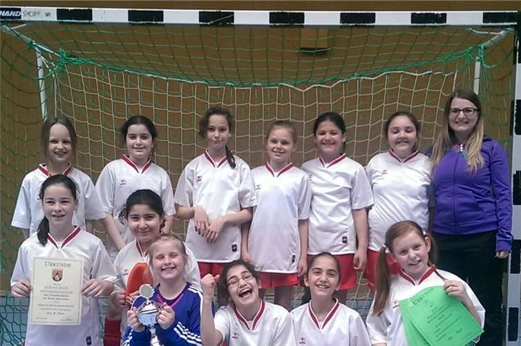 Erfolg bei den Hallenfußball-Kreismeisterschaften  Die Mädchen freuten sich mit Trainerin Sarah Bauer über den Gewinn der Kreismeisterschaft.privat