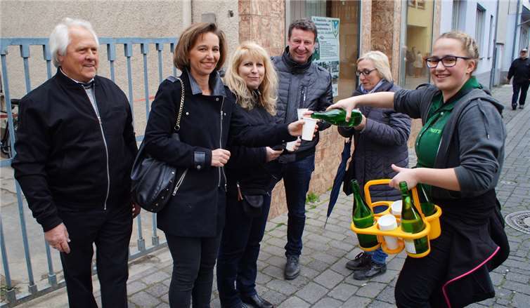 „Alle Wege führen nach Örms“ Die Mitglieder des Schorschjahrgangs erfreuten die Zuschauer am Straßenrand mit einer Erfrischung; hier: die Urmitzer Vereinsringvorsitzende Juliane Nieland mit ihrem Ehemann Wolfgang Nieland.