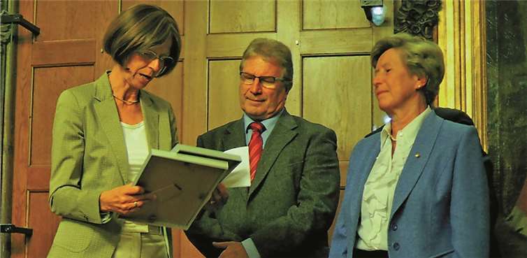 „Susi-Hermans-Preis“ verliehen Die SkF-Vorsitzende Margret Schneider verlas und überreichte die Ehrenurkunden an die neuen Preisträger.