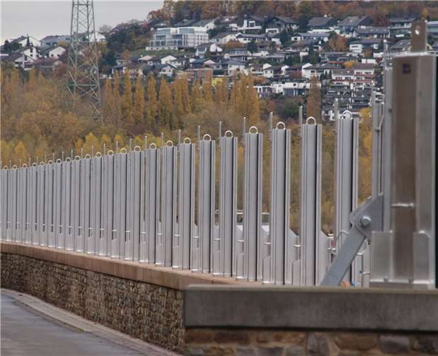 Übung für den Ernstfall Die Stützen auf der Mauer stehen, jetzt fehlen nur noch die Einschübe.