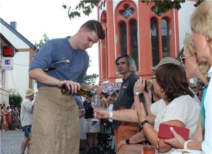 Ein mittelalterliches Spektakel Die Vielfalt der angebotenen Weine reicht von fruchtigen Weißweinen über kräftige Rotweine bis hin zu spritzigen Seccos.