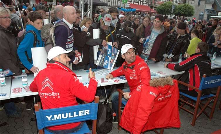 Flair der Renngeschichte begeisterte die zahlreichen Zuschauer  Die WTCC Weltmeister v.li. Yvan Muller und Jose-Maria Lopez schrieben unentwegt Autogramme und fanden auch persönliche Worte für die Fans.