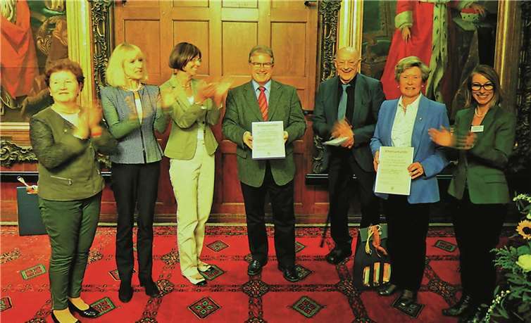 „Susi-Hermans-Preis“ verliehen Die beiden Susi-Hermans-Preisträger 2015, Heinz Neugebauer, 4. v. li. und Regina Schiff, 2. v. re. erhielten viel Applaus für ihr Engagement.BSB