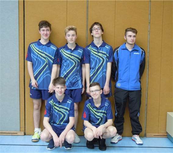 Tolle Leistungen der Schüler- und Jugendspieler Die fünf Spieler Jungen / Schüler A mit ihrem Coach Vladimir Bauer. DJK Mayen