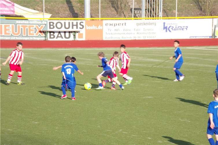 Erstes Spiel auf dem Kunstrasen absolviert Die fußballbegeisterten Kids waren sehr motiviert am Ball.privat