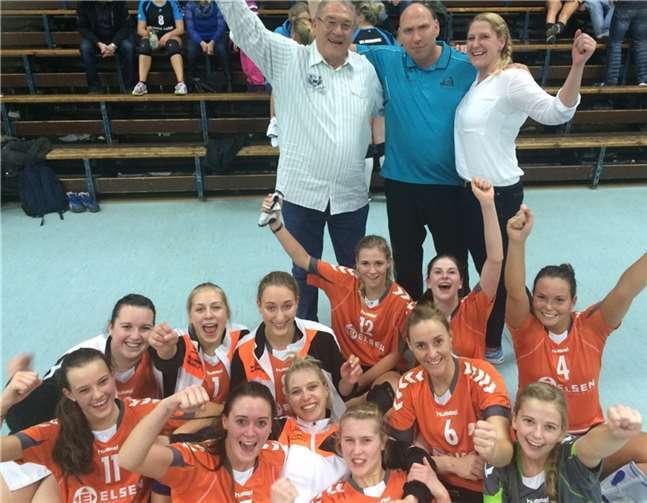 Zweiter Sieg im fünften Auswärtsspiel Die jubelnde Mannschaft mit Trainerteam und Verantwortlichem.privat