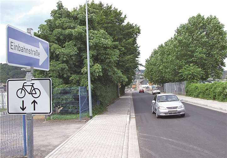 hier beginnt ein verkehrsberuhigter geschäftsbereich Fahrer ignorieren die schilder und machen sich strafbar