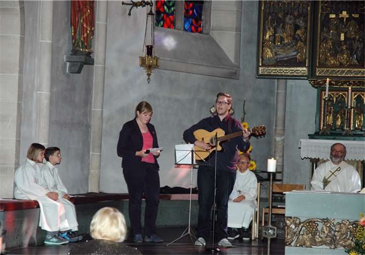 „Sie sind ein wichtiger Teil der Kirche“  Die neuen Gemeindereferenten gestalteten den Eniführungsgottesdienst musikalisch mit.