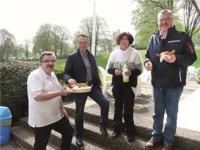 Schwimmbad wurde auf Hochglanz gebracht Die neuen Kiosk-Pächter, Michael und Doris Schüler, verwöhnten u.a. auch Stadtbürgermeister Hans Peter Ammel und den 1. Beigeordneten Thomas Schneider mit einem kleinen, aber feinen Imbiss.