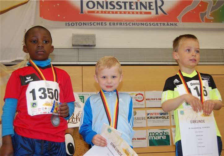 Neuer Teilnehmerrekord aufgestellt Die obligatorischen Medaillen durften bei den Siegerehrungen, wie hier bei den männlichen Bambinis, natürlich nicht fehlen.