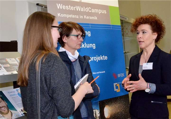 Die eindrucksvolle Welt der keramischen Hochleistungswerkstoffe Die wissenschaftliche Mitarbeiterin Anja Gros führte viele Gespräche mit Studieninteressierten.