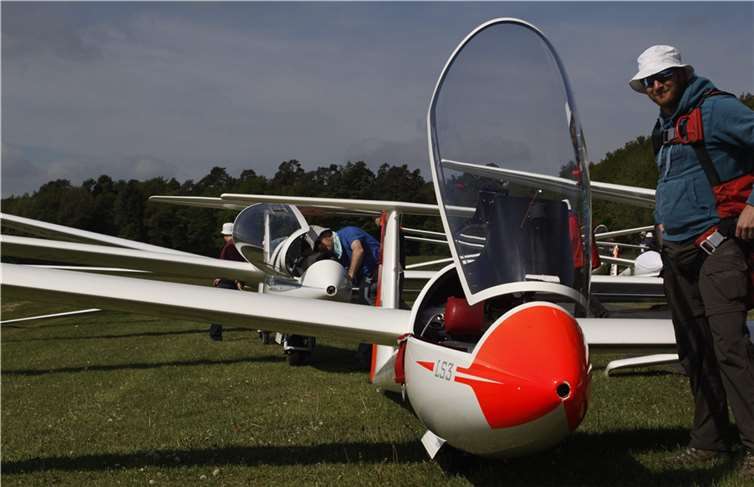 82 Piloten legten 185.000 Kilometer zurück  Dieser Pilot freut sich sichtbar auf seinen Flug. H.G. Hamann