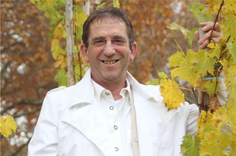 „Der Heiler von Andernach“ Dr. Johann Bacchus, alias Dieter Rachul, ist immer zu Selbstversuchen in Sachen Wein bereit. privat
