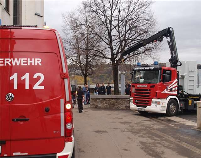 Übung für den Ernstfall Drei Tag lang führten die Berufs- und die freiwilligen Feuerwehren einen Probeaufbau des mobilen Hochwasserschutzes durch.