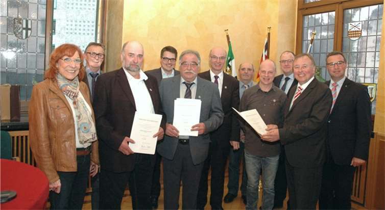 Verdiente Bürger mit der Ehrennadel des Landes ausgezeichnet Ehrung verdienter Bürger aus der VG Adenau v.li. MdL Petra Elsner, Ortsbürgermeister Helmut Lussi, Berthold Wurst, Ortsbürgermeister Dr. Rainer Schlömp, Eugen Keuler, Robert Reuter, Ortsbürgermeister Ewald Neiß, Olaf Oldenburg, Bürgermeister Guido Nisius, Landrat Dr. Jürgen Pföhler, MdL Horst Gies.UM