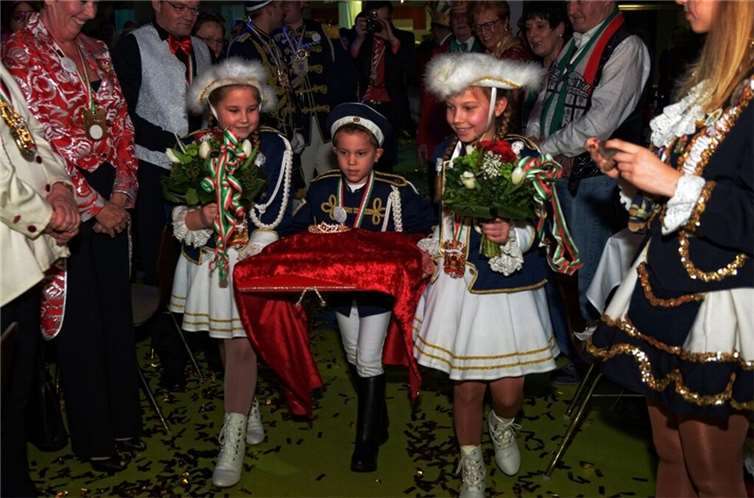 „Prinzenlos durch die Nacht, das ist die neue Fasenacht“ Ein bewegender Augenblick: Die Krone wurde hereingebracht.B.Bartz