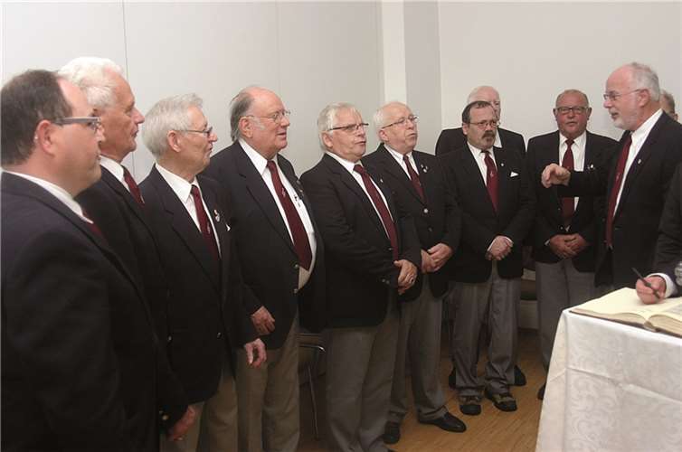 Gerd Hensel feierte goldenes Priesterjubiläum Ein extra Ständchen wurde für ihn gesungen.