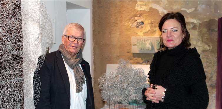 Die Kunstwelt blickt per Live-Schaltung auf die Kulturstadt am Rhein  Ein großes Drahtgeflecht von Martine Seibert-Raken scheint Gerhard Hausen einzufangen. DL