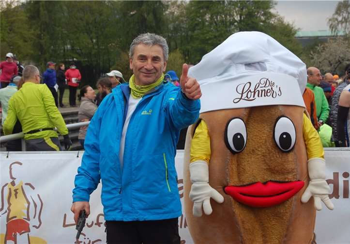 Neuer Teilnehmerrekord aufgestellt Eine gelungene Veranstaltung: Klaus Jahnz mit Maskottchen „Lohni“.