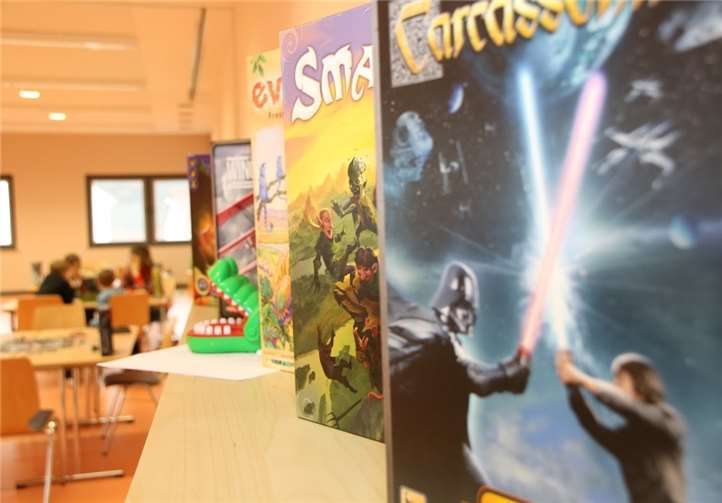 Verein für Brett- und Outdoorspiele gegründet Eine große Auswahl an Spielen und ausreichend Spielerklärer ermöglichten einen schnellen Einstieg beim 1. Ockenfelser Brettspieltag.