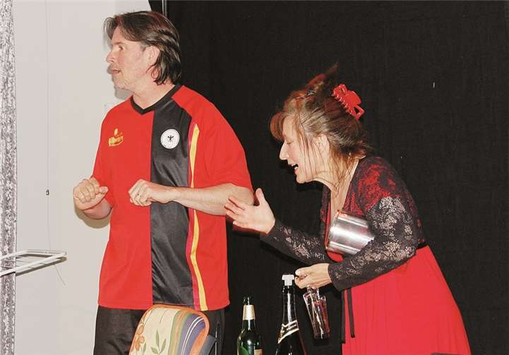 Prächtiger Theaterabend im Kulturbahnhof Erlebenswerter Theaterabend im Kulturbahnhof: „Candlelight und Liebestöter“ mit Sabine Misiorny und Tom Müller.FA