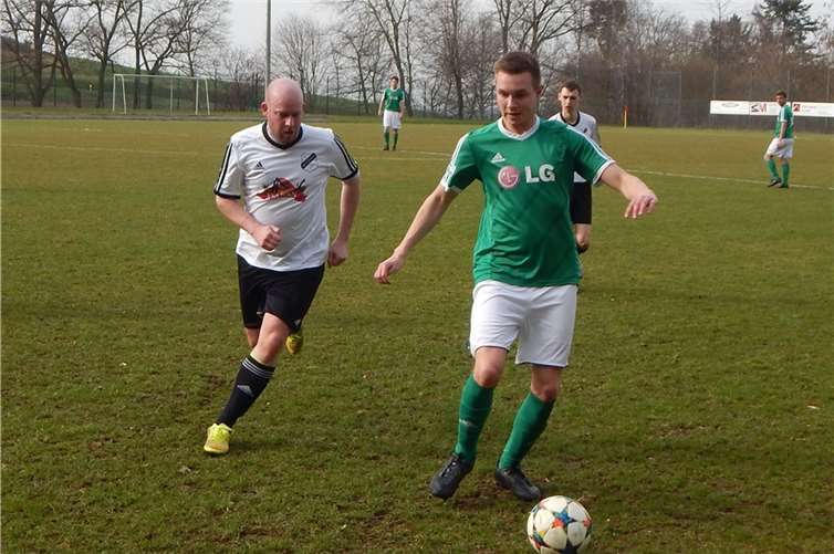 SVO behält auch am Laacher See die Oberhand Florian Perk (grünes Trikot) schirmt den Ball vor dem Gegenspieler ab. privat