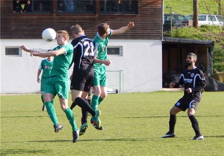 Torreicher Heimerfolg - seit zehn Spielen ungeschlagen Florian Perk und Florian Schneider im gemeinsamen Zweikampf. privat