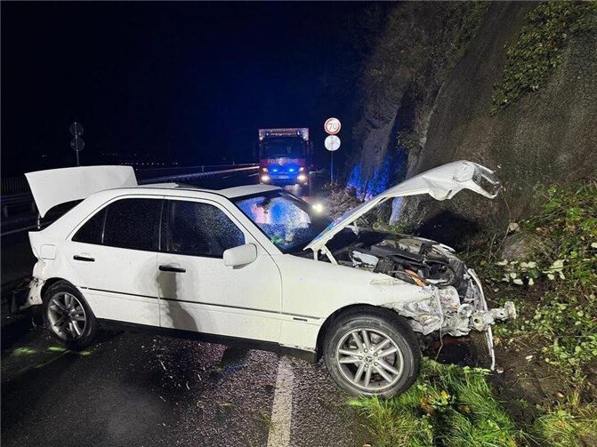 26.10.: Schwerer Unfall auf der B9 bei Remagen Foto: Feuerwehr Remagen