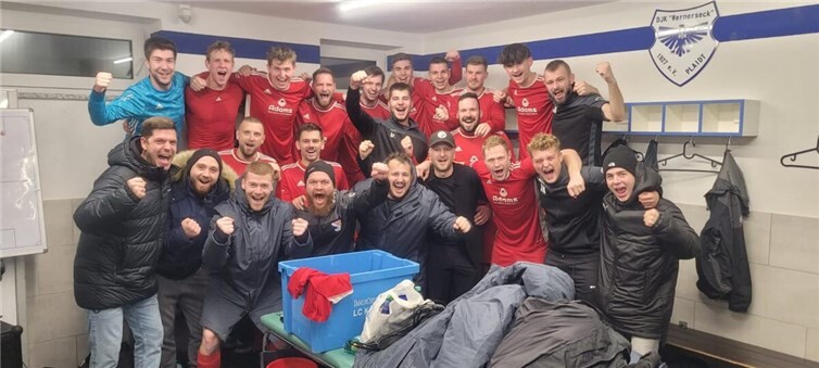 0:7-Auswärtssieg in Plaidt Freude in der Kabine nach dem Auswärtssieg in Plaidt. Foto: privat