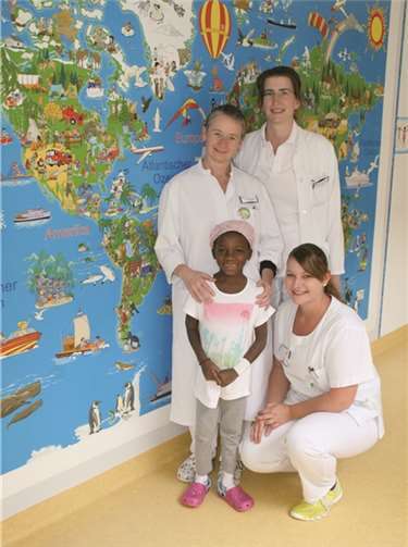 Ärzte und Pflegeteam sechsjähriges Mädchen aus Angola