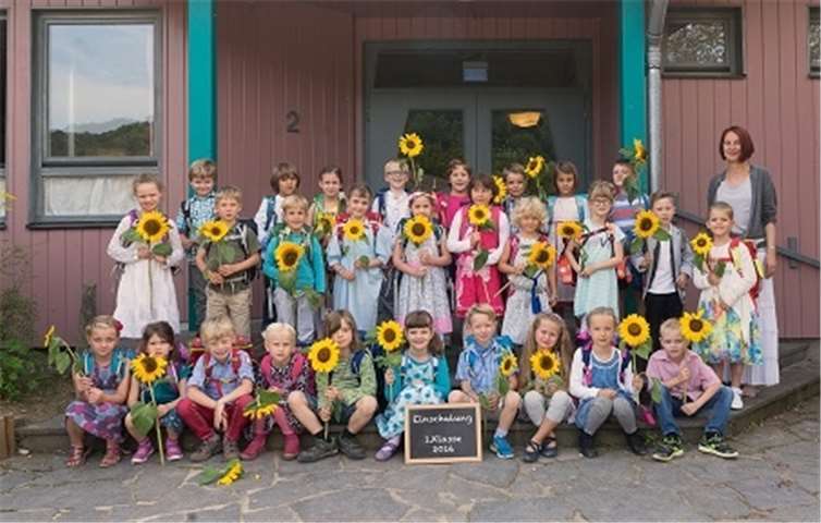 28 Kinder besuchen jetzt die 1. Klasse der Waldorfschule Frohgemut stellten sich die Kinder nach ihrer ersten Schulstunde zum ersten Klassenfoto auf. Nach dieser herzlichen Aufnahme in die Schulgemeinschaft feierten alle in ihren Familien diesen schönen Tag.privat