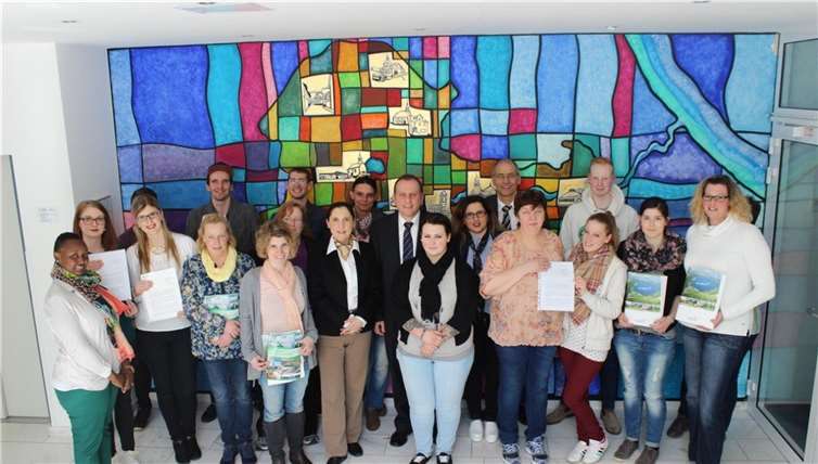 Die Herausforderungen des demografischen Wandels bewältigen Gemeinsames Gruppenfoto der Klasse FS.ALT 13 a der BBS des Landkreises Ahrweiler mit Verbandsbürgermeister Johannes Bell und Sozialkundelehrerin Anja Weischedel.privat