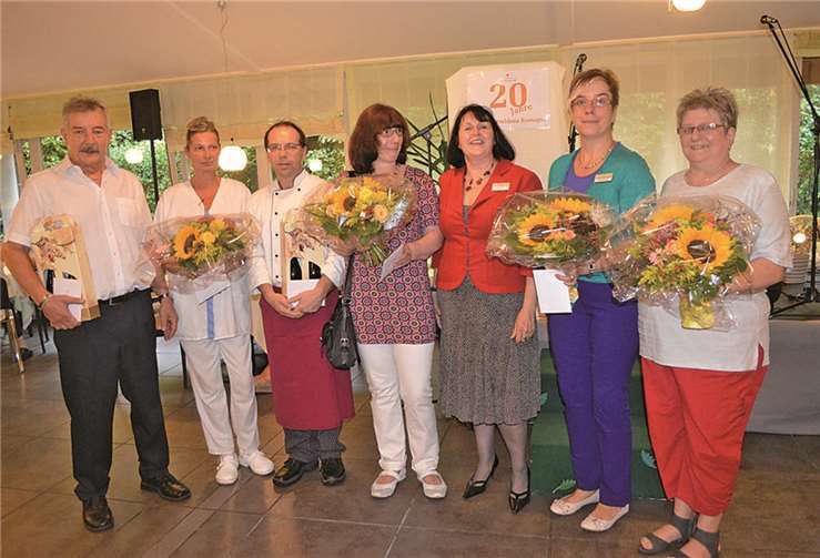 Ehrungen, Musik, Jubiläumstorte Gisela Dröge konnte sechs Mitarbeiter ehren, die seit den Anfangstagen vollen Einsatz im Curanum zeigen. AB