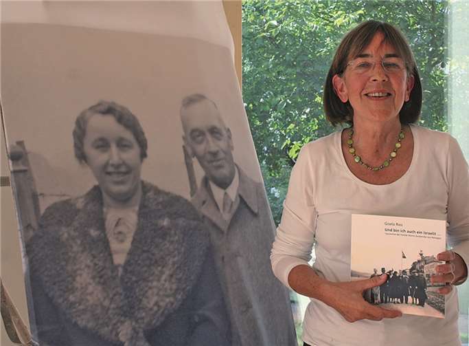 „Und bin ich auch ein Israelit…“ Gisela Ries legt ihre neue Veröffentlichung vor. Links neben ihr erscheinen auf dem Transparent zur bevorstehenden Ausstellung Sophie und Jonas Levy. HG