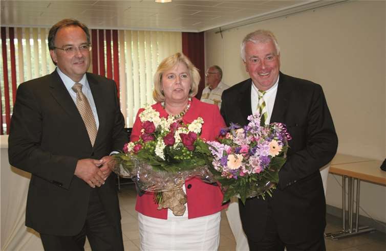 Gabriele Hermann-Lersch ist neue Stadtbürgermeisterin Gratulation der neuen Bürgermeisterin: Blumen für Gabriele Hermann-Lersch gab es vom Wahlleiter, Bürgermeister Bernd Weidenbach und CDU-MDL Guido Ernst. TER