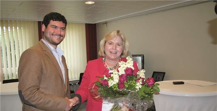 Gabriele Hermann-Lersch ist neue Stadtbürgermeisterin Gratulation der neuen Bürgermeisterin: Blumen für Gabriele Hermann-Lersch gab es vom Wahlleiter, Bürgermeister Bernd Weidenbach und CDU-MDL Guido Ernst. TER