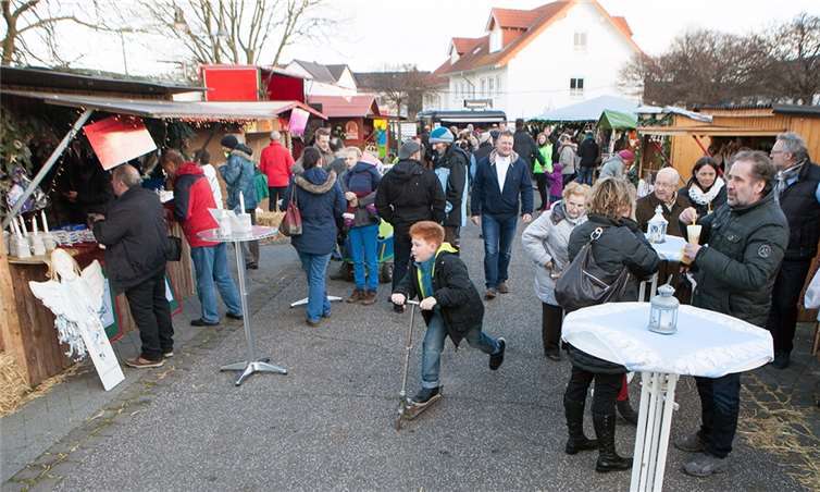 Vielseitiges Angebot sorgte für gute Laune auf dem Dorfplatz Gut besucht war der Weihnachtsmarkt auf dem Fritzdorfer Dorfplatz, den einmal mehr die Karnevalsgesellschaft Grün-Gelb Fritzdorf ausgerichtet hatte.