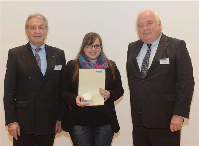 Ausbildung als Apothekerin abgeschlossen Hanspeter Klein, Präsident des Verbands der Freien Berufe NRW (li.) und Düsseldorfs Bürgermeister Friedrich G. Conzen überreichen Sophie Lohmer den Preis „Beste Auszubildende in den Freien Berufen. Rolf Purpar