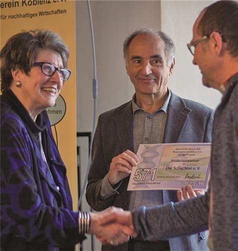 Stärke durch Vernetzung in der Region  Herr Weber von dem Verein „Die Schachtel“ erhielt aus den Händen von Professor Ingeborg Henzler und Walter Grambusch einen Spendenbetrag von 571 RegioMark für das Projekt Straßensozialarbeit.Florian Lamour