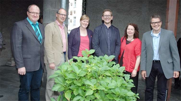 „Sie sind ein wichtiger Teil der Kirche“  Herzliche Begrüßung der Gemeindereferenten Matthias Beer und Anita Nohner (Mitte) durch (v. l.) Bürgermeister Guido Nisius, Stadtbürgermeister Arnold Hoffmann, Pastoralreferentin l Elisabeth Hauröder und Dr. Rainer Schlömp, vorsitzender des Pfarreienrats.