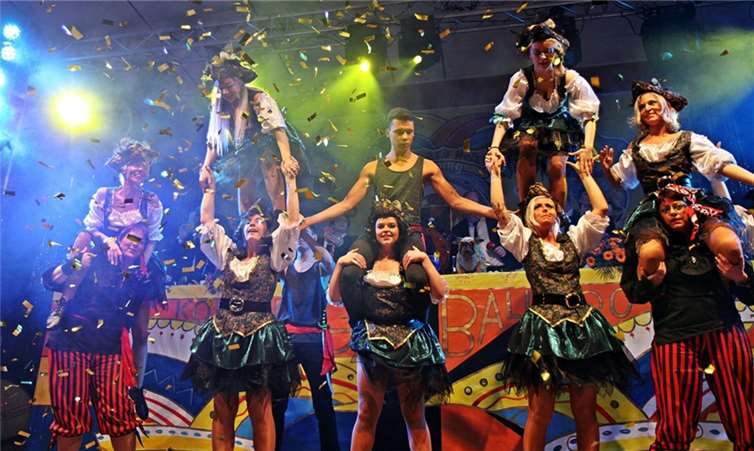 Kolpingball bringt Sporthalle zum Kochen „Hot Chocolate“ begeisterten als Piraten - das eigene Konfetti-Feuerwerk vergoldete die Schlussfigur.Willi Willig
