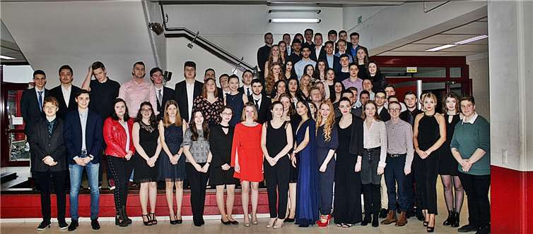 „Last 90‘s Babies – Nach uns kommen nur noch Nullen“ Im Anschluss an einen ökumenischen Gottesdienst in St. Peter fand für die 70 Abiturientinnen und Abiturienten des Rhein-Gymnasiums Sinzig (RGS) die traditionelle Abitur-Entlassfeier im Ganztagsbereich der Schule statt.RÜ