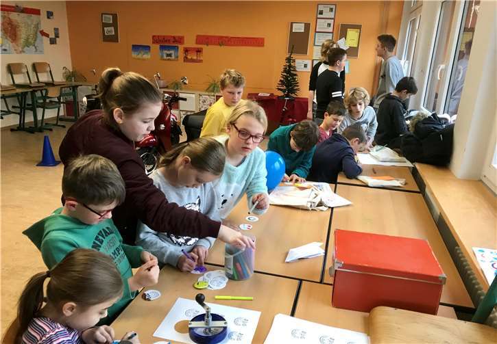 Die behütete Schule von nebenan…..  Im Bereich Gesellschaftslehre wurde kreativ und aktiv gearbeitet.Privat