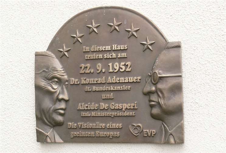 Gedenktafel erinnert an das Treffen von Adenauer und De Gasperi  In Erinnerung an das Treffen von Konrad Adenauer und Alcide De Gasperi im Jahr 1952, wurde jetzt am Haus Lipmann eine Gedenktafel enthüllt.