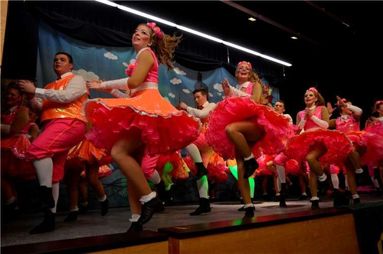 Närrisches Feuerwerk vom Feinsten In die Zeit des Saturday-Night-Fevers entführten die Funny Girls and Boys aus Wallersheim. HEP