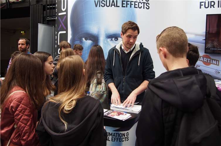 Der Wegweiser durchs Berufe-Universum Interessiert informierten sich die Schüler am Stand von Pixl Visn über dreidimensionale Animation.