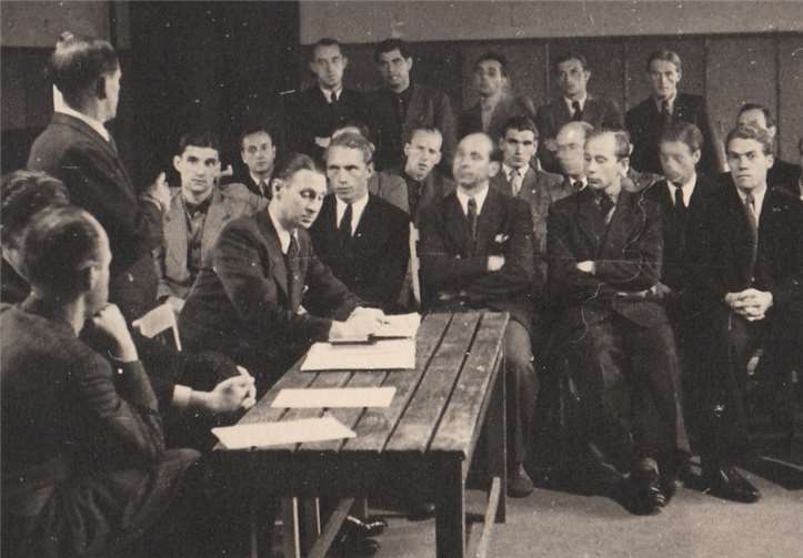 Rheinland trauert um Jakob Oden Jakob Oden (ganz rechts sitzend), hier bei der Zeugnisausgabe von Sepp Herberger, gehörte zu den Fußballpionieren im Nachkriegsdeutschland. Er war Mitglied der ersten Fußballlehrerausbildung. TuS-Archiv