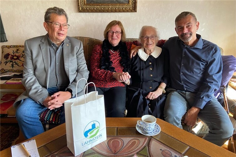 Maria Reiländer feierte ihren 99. Geburtstag Jubilarin Maria Reiländer zusammen mit dem Beigeordneten Manfred Radermacher (l.) sowie ihrer Tochter Christa und ihrem Neffen Michael. Foto: Familie Oldermann