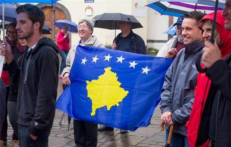 Gemeinsam sind wir stärker Jugendliche der katholischen Kirchengemeinde Lahnstein berichteten über ein Projekt im Kosovo, wo aus christlicher Nächstenliebe ein Jugendzentrum mitgetragen wird.